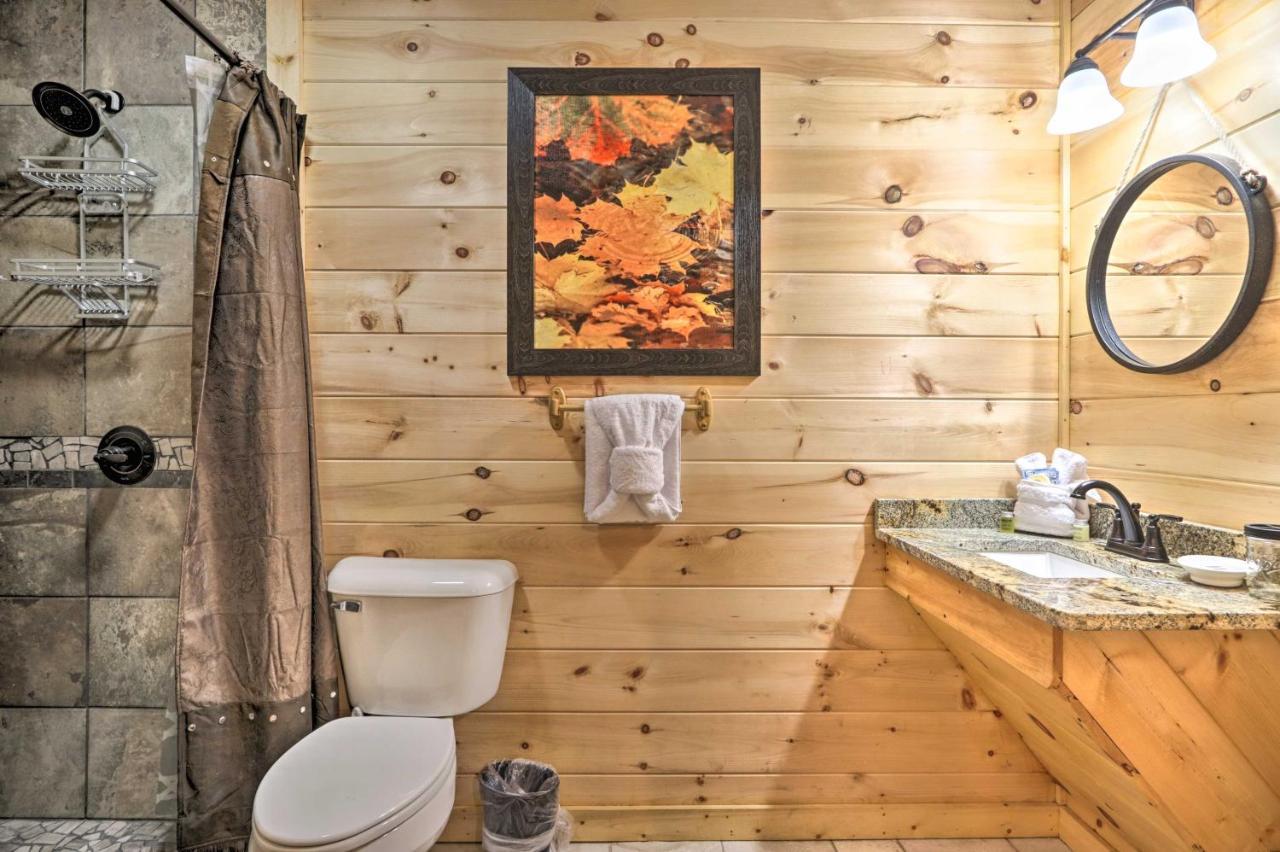 Luxe Cabin With Hot Tub, Theater, Pool Table, Arcade Pigeon Forge Exterior photo