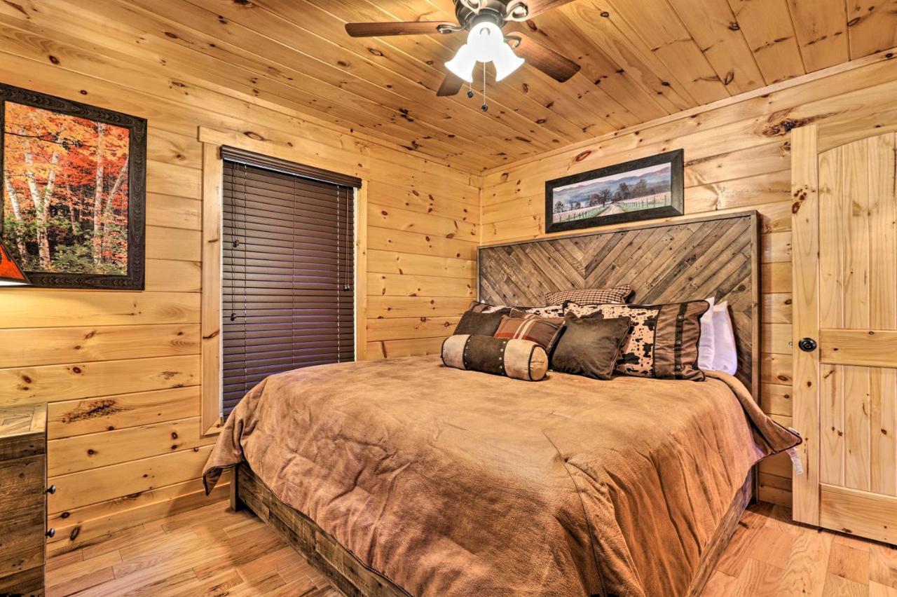 Luxe Cabin With Hot Tub, Theater, Pool Table, Arcade Pigeon Forge Exterior photo