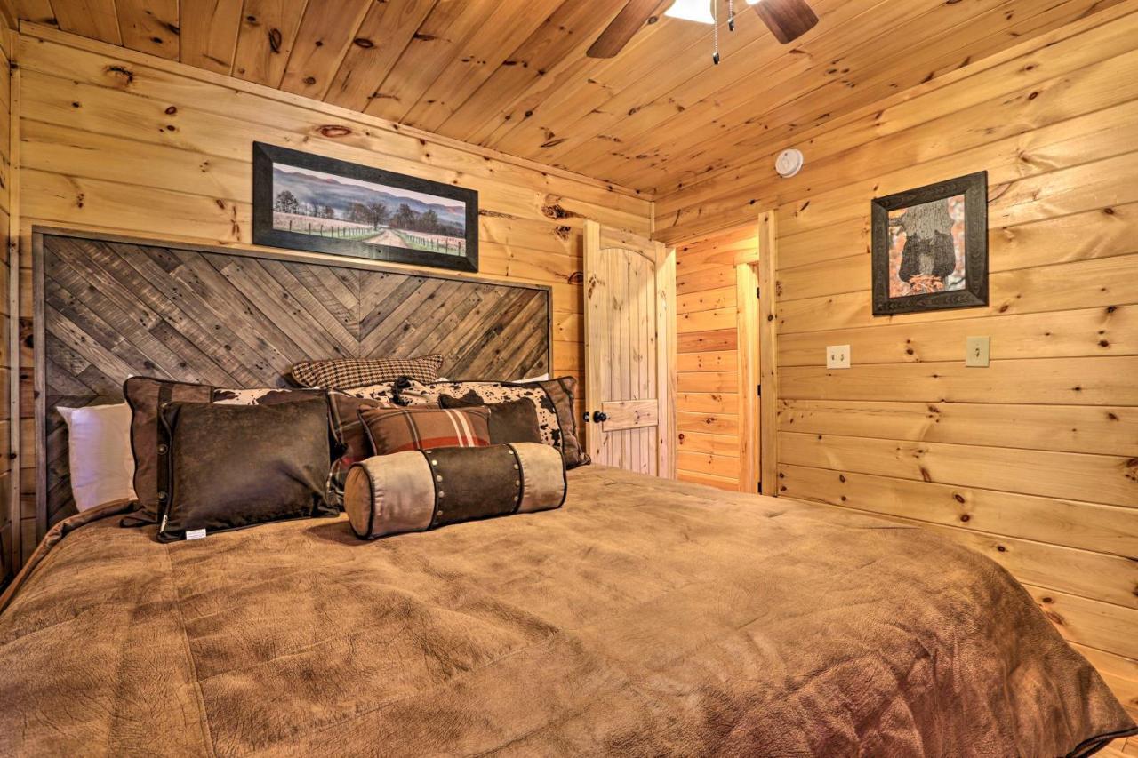 Luxe Cabin With Hot Tub, Theater, Pool Table, Arcade Pigeon Forge Exterior photo