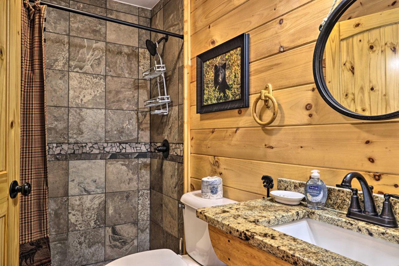 Luxe Cabin With Hot Tub, Theater, Pool Table, Arcade Pigeon Forge Exterior photo