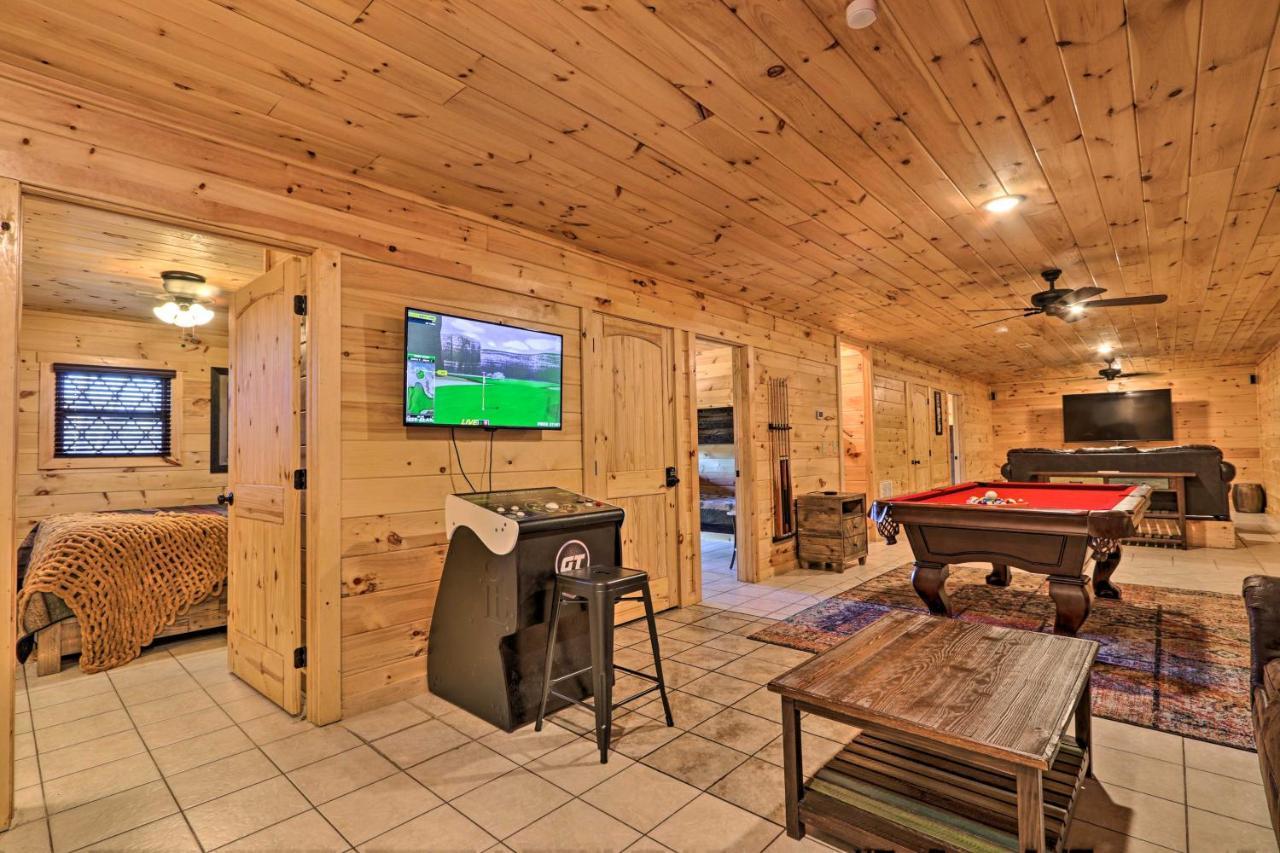Luxe Cabin With Hot Tub, Theater, Pool Table, Arcade Pigeon Forge Exterior photo