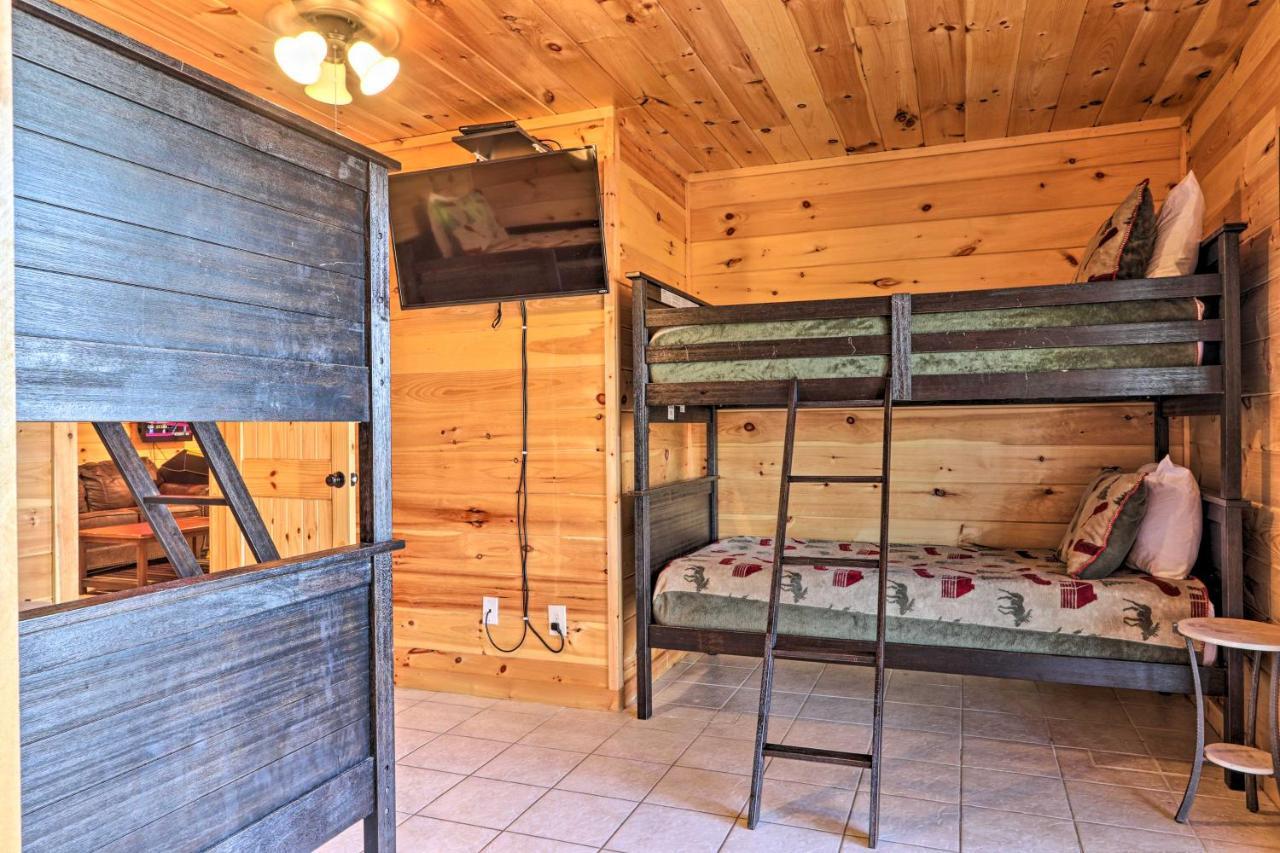 Luxe Cabin With Hot Tub, Theater, Pool Table, Arcade Pigeon Forge Exterior photo