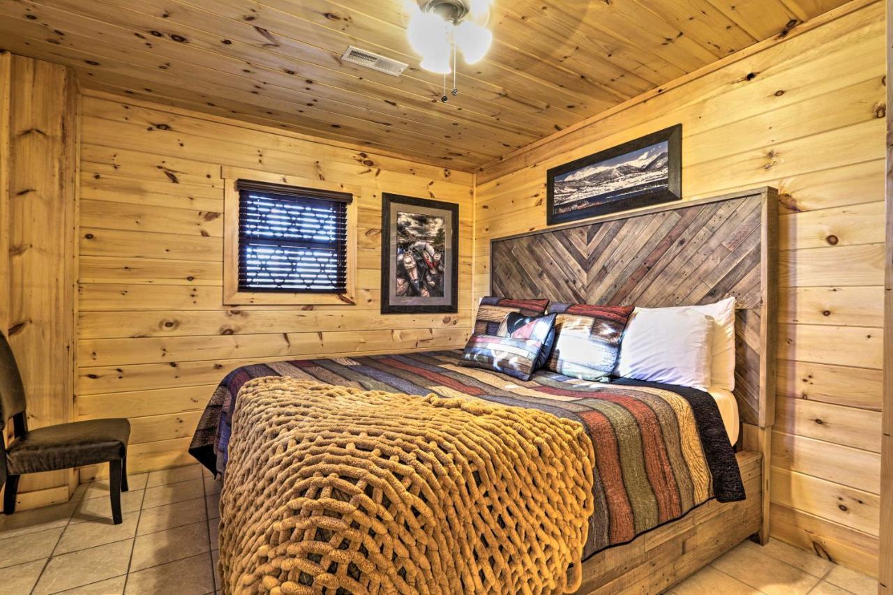 Luxe Cabin With Hot Tub, Theater, Pool Table, Arcade Pigeon Forge Exterior photo