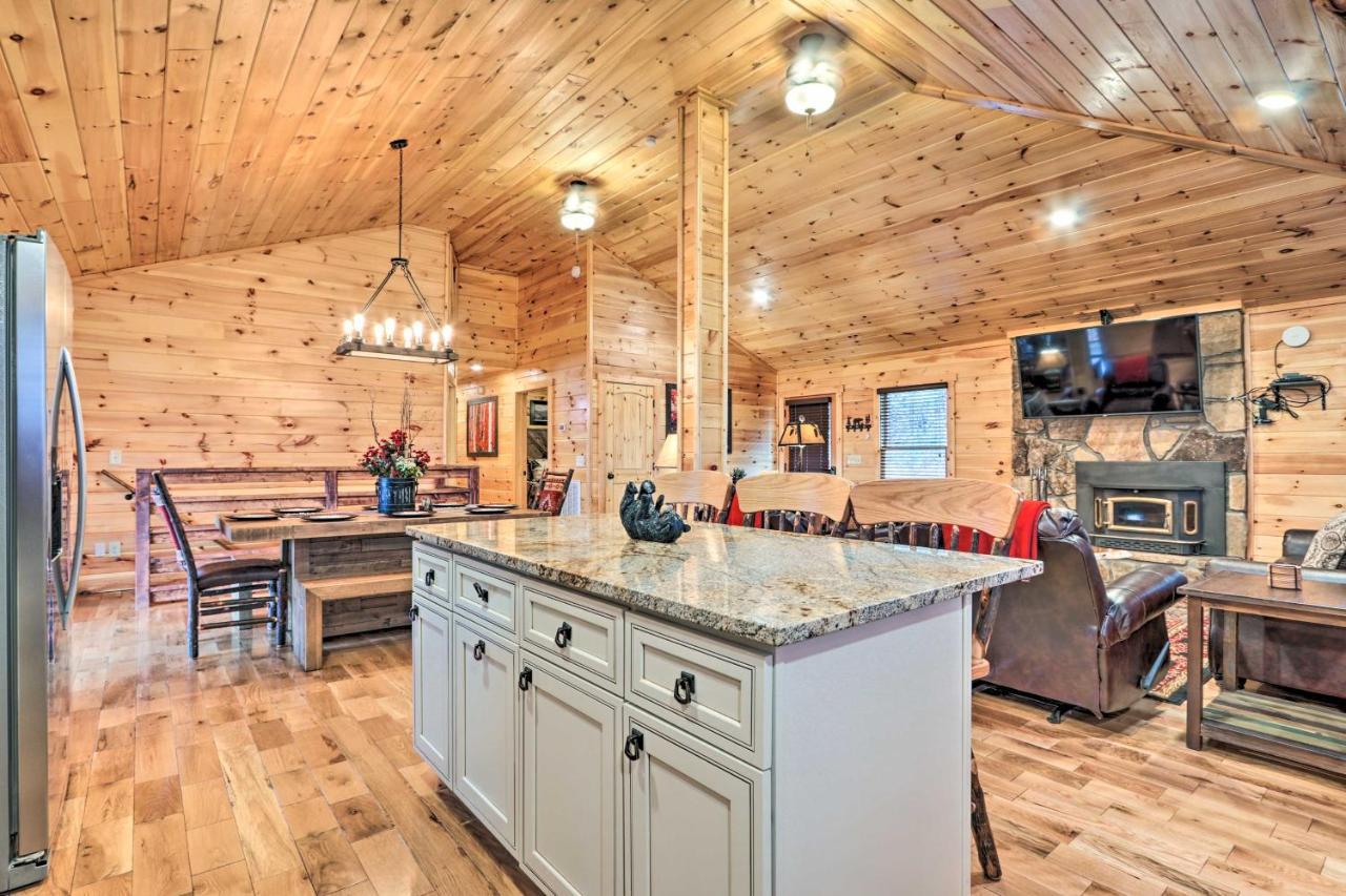 Luxe Cabin With Hot Tub, Theater, Pool Table, Arcade Pigeon Forge Exterior photo