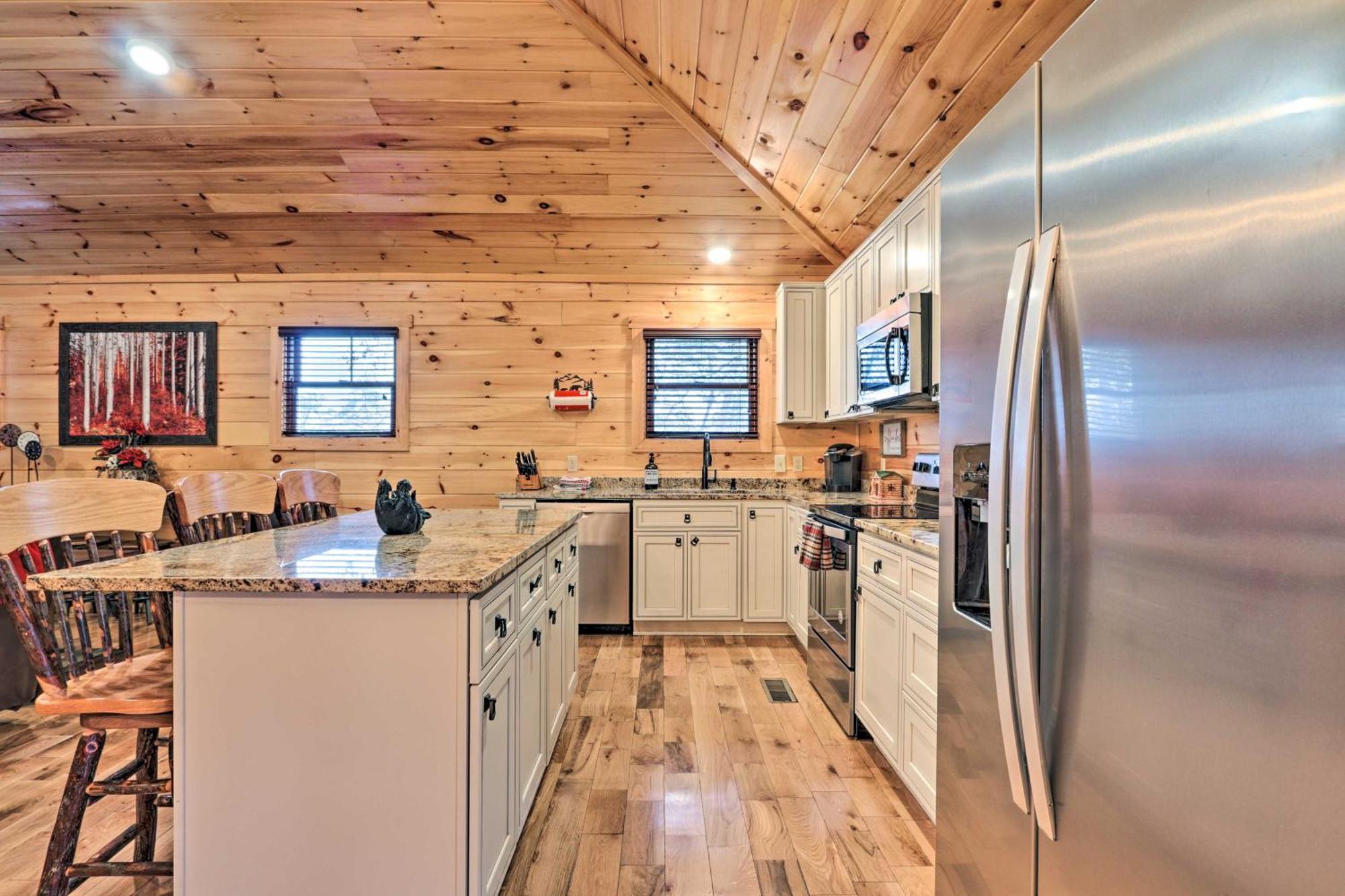 Luxe Cabin With Hot Tub, Theater, Pool Table, Arcade Pigeon Forge Exterior photo