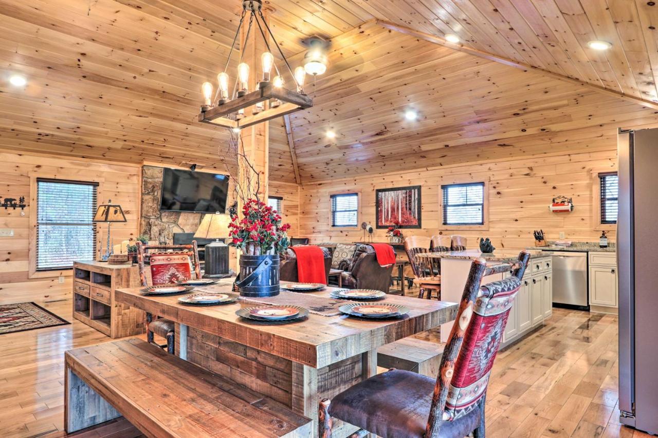 Luxe Cabin With Hot Tub, Theater, Pool Table, Arcade Pigeon Forge Exterior photo