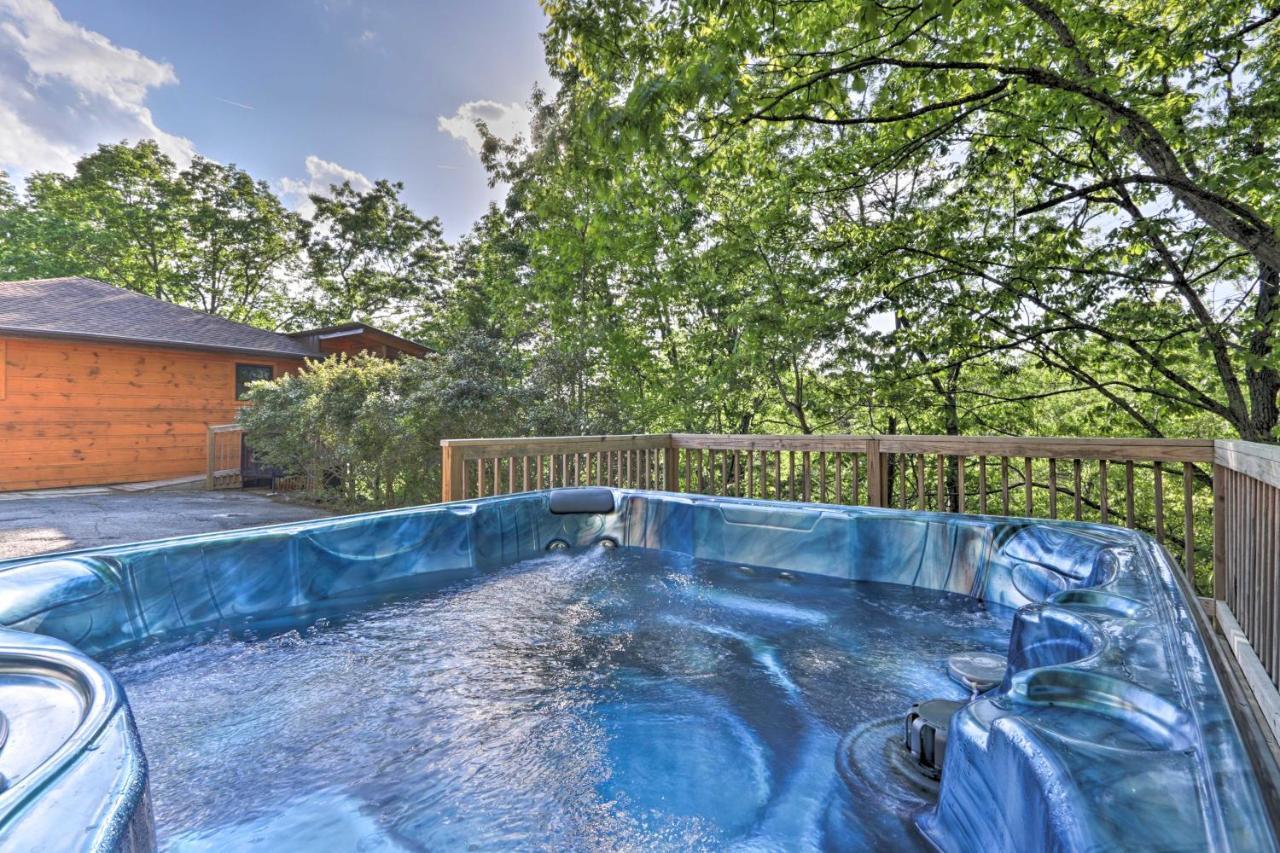 Luxe Cabin With Hot Tub, Theater, Pool Table, Arcade Pigeon Forge Exterior photo